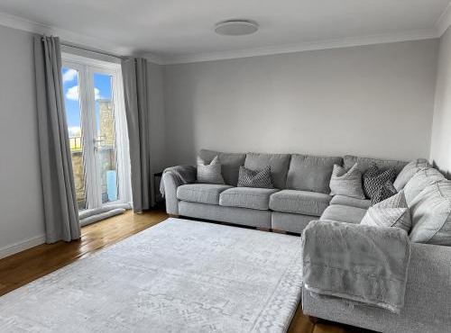 Large 5-Bed Modern Home - Parking - Near Airport