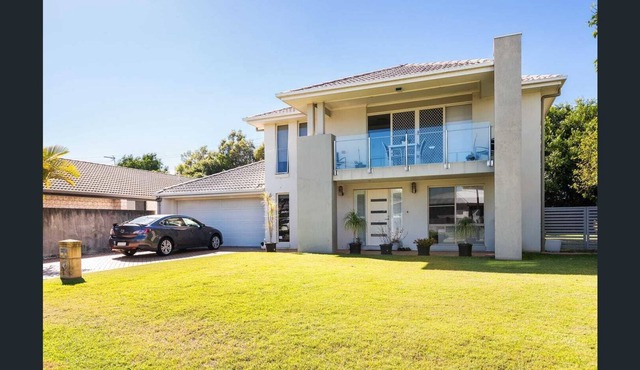Large 5 bedroom home 5 minute walk to Harbour Town