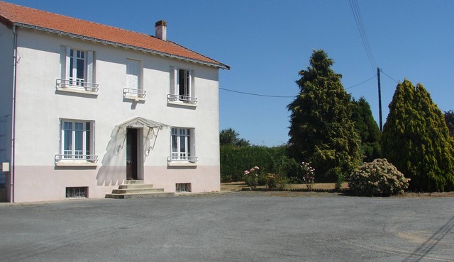 Large 5 Bedroom Detached House + large private gardens & free unlimited internet
