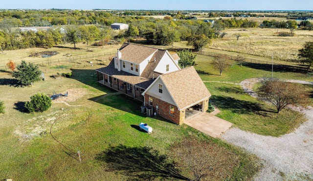 Large 5-Bedroom Farmhouse with Barn in Waxahachie. Perfect for Families & Groups