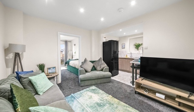 Large 5 Bedroom-free Parking-great Transport Links