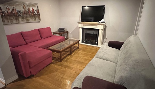 Large 5 bedroom Great for Families 2 Kitchens House Levels can be Separated