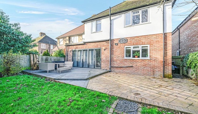 Large 5 bedroom house c/w parking in Bromley, 20-30 mintues from London by train