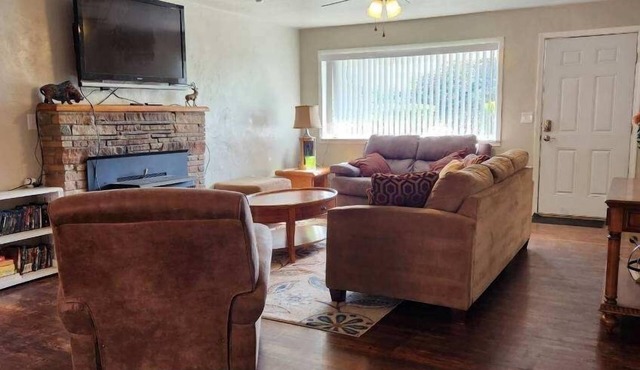 Large 5 bedroom house South Redding, great location,