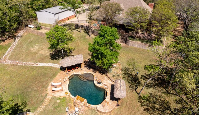 Large 5-bedroom house with WiFi, salt water pool, pool table and shuffle board!