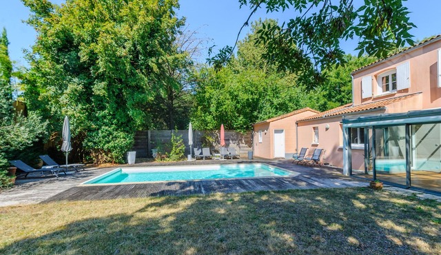 Large 5-Bedroom House with Pool in Lagord, Sleeps 10