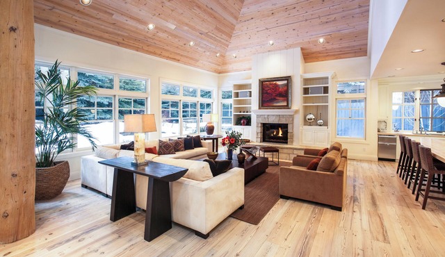 Large 5-bedroom house with AC in Aspen Core, 3 blocks to gondola