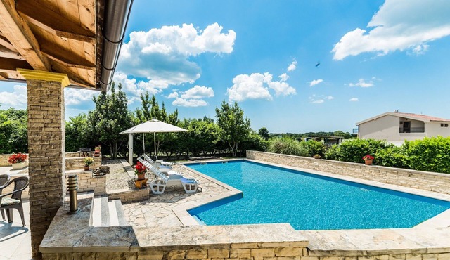 Large 5 bedroom villa with swimming pool, 6 km away from the beach