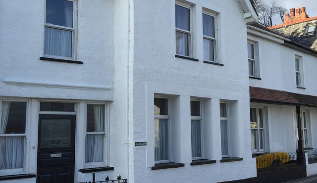 Large 5 Bedroom Sea Front Family Home in Aberdovey Village which sleeps 11.