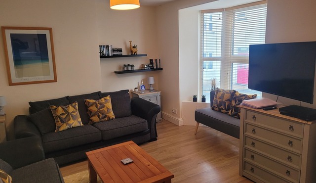 Large 5 bedroom town-centre home close to the beach, sleeps 9.