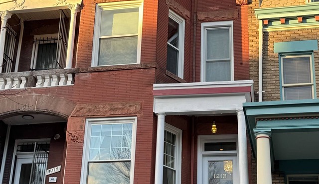 Large 5 Bedroom Townhome 1.6 miles to White House. Near Metro and bus lines