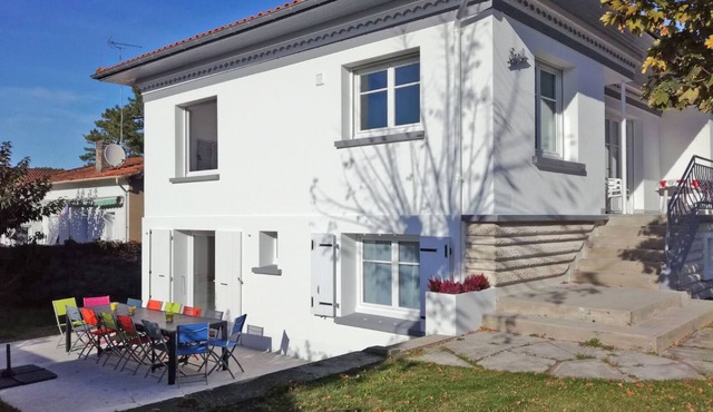 Large 5-bedroom villa, in the heart of town, close to the sea and shops, walking distance to the beach