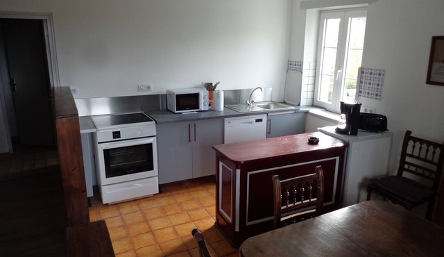 Large 55m² apartment, separate entrance, parking.