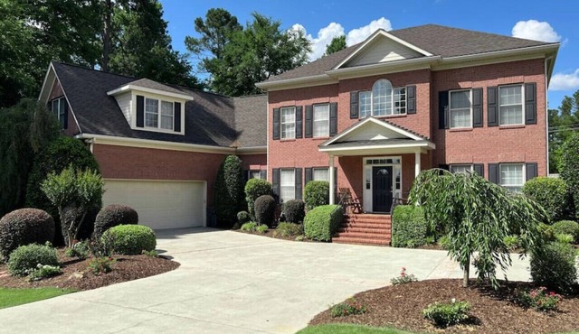 Large 5B/3.5b home with 6 gel foam beds Genetix 14