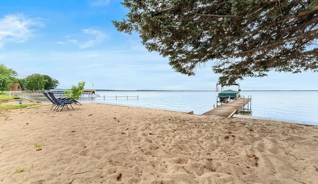 Large 5BD Lakehouse w/Beach & Hot Tub