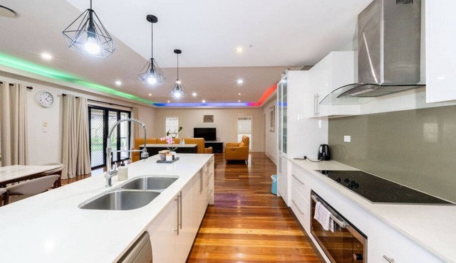 Large 5BR 3BA Fam Home w Parking+Yard at Sunnybank