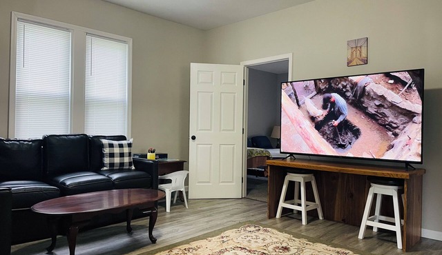 Large 5BR Home- Near Hall of Fame -Sleeps 13 -Big Yard & Parking