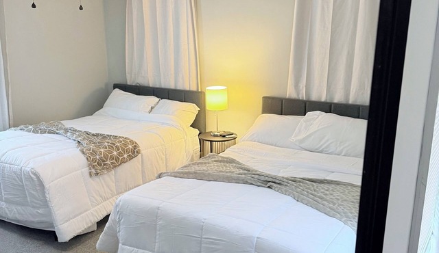 Large 5BR Home Sleeps 12 Fireplace ADA-Friendly Access