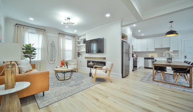 Large 5BR Near Downtown Free Parking, Walk to Subway Beach Convention Access