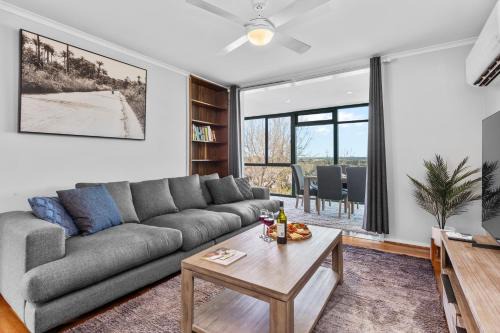 Large 5BR Retreat - Sleeps 10 - Outdoor Entertaining