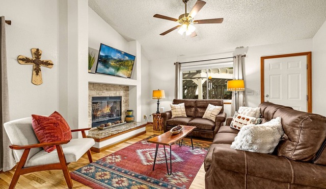 Large 6 Bdrm Family Home near Park & YMCA Rec Center