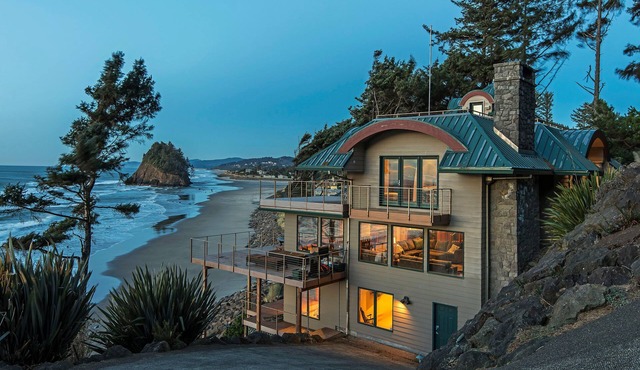 LARGE 6 BDRM OCEAN FRONT WITH AMAZING VIEWS, HOT TUB, BEACH ACCESS. Pet friendly