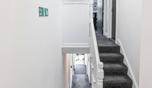 Large 6 bed 3 bath House ideal for workers/large groups