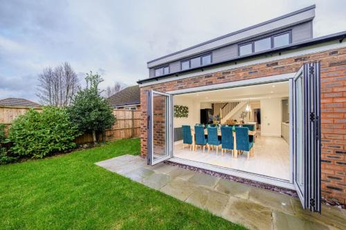 Large 6-Bed house, Free Parking & Motorway Access