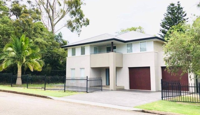 Large 6 bed home, walk to water, restaurants, pub, club, coffee, use of kayaks.