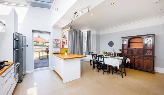 Large 6 Bed House in Acton | Pool Table | Free Parking | Sleeps Up to 11 People