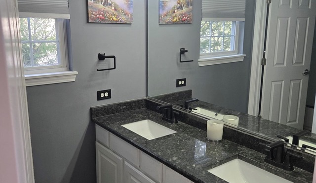 Large 6 bedroom 3.5 baths home.n2 bedroom 1 bath available for rent Nice scenery