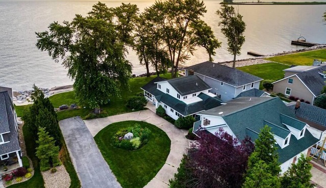 Large 6 bedroom cozy lakefront home