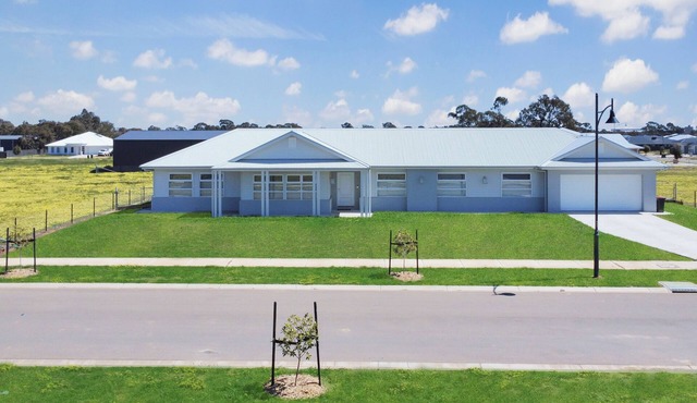 LARGE 6 BEDROOM HOME - SLEEPS 12 - 3 MINUTE DRIVE TO LAKE MULWALA