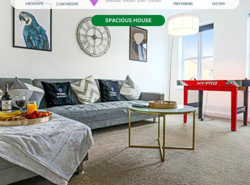 Large 6 Bedroom House with Free Parking, Smart TV with Netflix, Fast Wifi, Air Hockey & Garden by Yoko Property