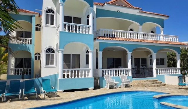 Large 6 bedroom, Luxury Villa with Pool, Ocean View, Fully Staffed, Near Beach!