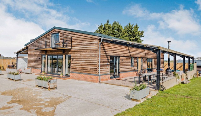 Large 6 bedroom luxury holiday home in the Cotswolds with a hot tub - Folly View