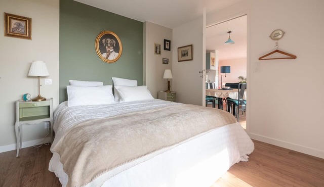 Large 60 m2 gîte for 4 to 6 people on garden level with 2 terraces.