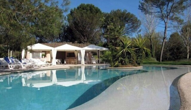 Large 600M2 property, tennis and 60sqm pool house with bar-kitchen on 10000 sqm
