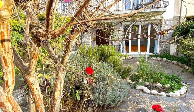 LARGE 65M² T2 WITH WIFI, GARDEN AND PARKING SPACE