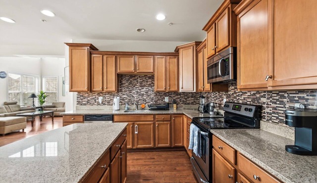 Large 6Bdrm home sleeps 18 w/parking near DC