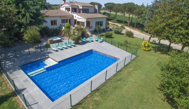 Large 7 Bedrms villa in Spain, near Barcelona &15min beaches Private pool