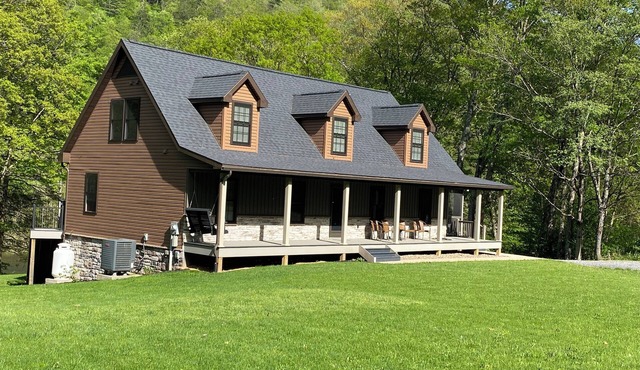 Large 7-Bedroom Cabin Overlooking Pine Creek in Jersey Mills