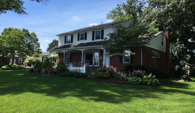 Large 7 Bedroom Home in the Heart of Dutch Country-perfect for large groups