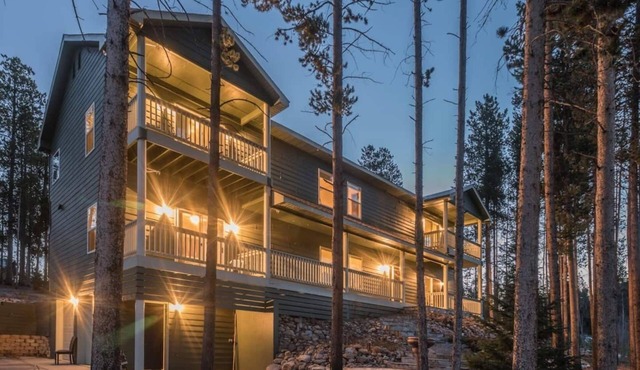 Large 7 Bedroom Home, Mountain Setting, 3 family rooms, Hot Tub.