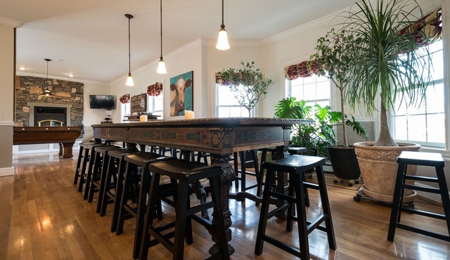 Large 7 Bedroom Home near Newport and beaches. A complete renew winter 2025.