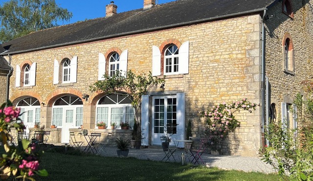 Large 7-bedroom house with swimming pool