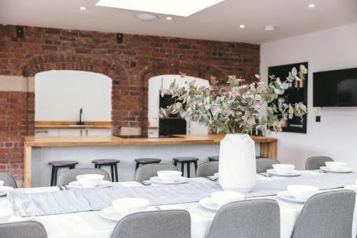 Large 7 Bedroom House for Families and Work Crews Hot Tub Parking Wi-Fi sleeps 17