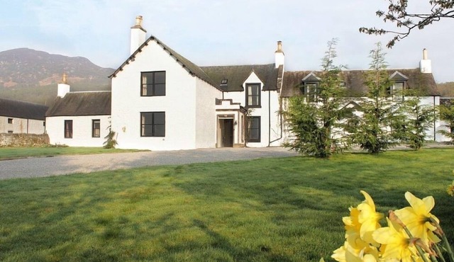 Large 7-bedroom Scottish house sleeping up to 15 in beautiful Highlands setting