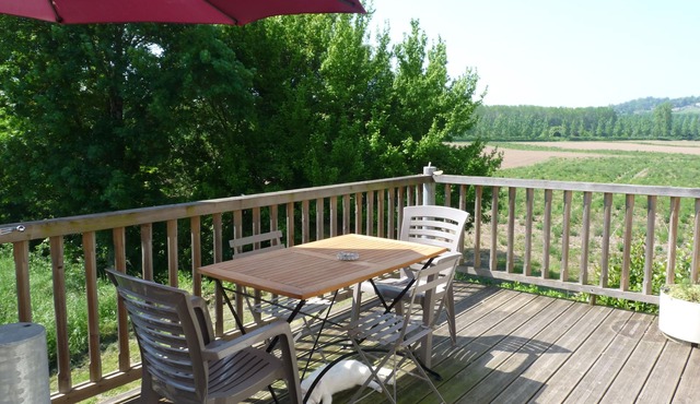 Large 70 m2 studio with mezzanine. 38 m2 terrace with views over the countryside.