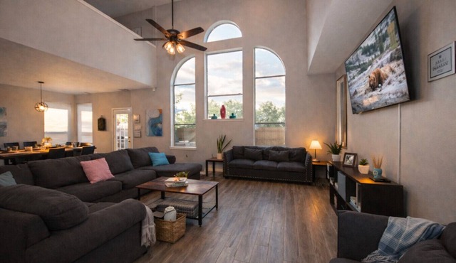 Large 7BR Houston Oasis w/Pool, Hot Tub & BBQ
